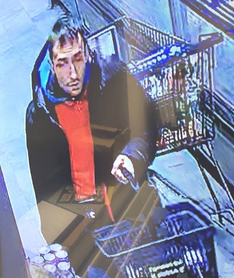 Dieb in Emmerich gesucht: Rabiater Ladendieb bei Edeka – wer kennt diesen Mann?