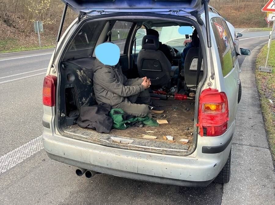 Autobahn 40 bei Straelen: Polizei stoppt Schrottauto mit Mann im Kofferraum