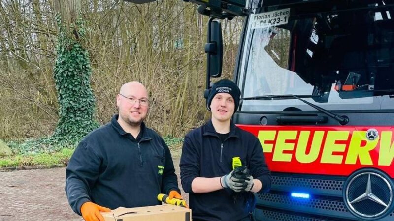 Einsatz in Hochneukirch: Jüchener Feuerwehr rettet zwei Krähen aus Kamin