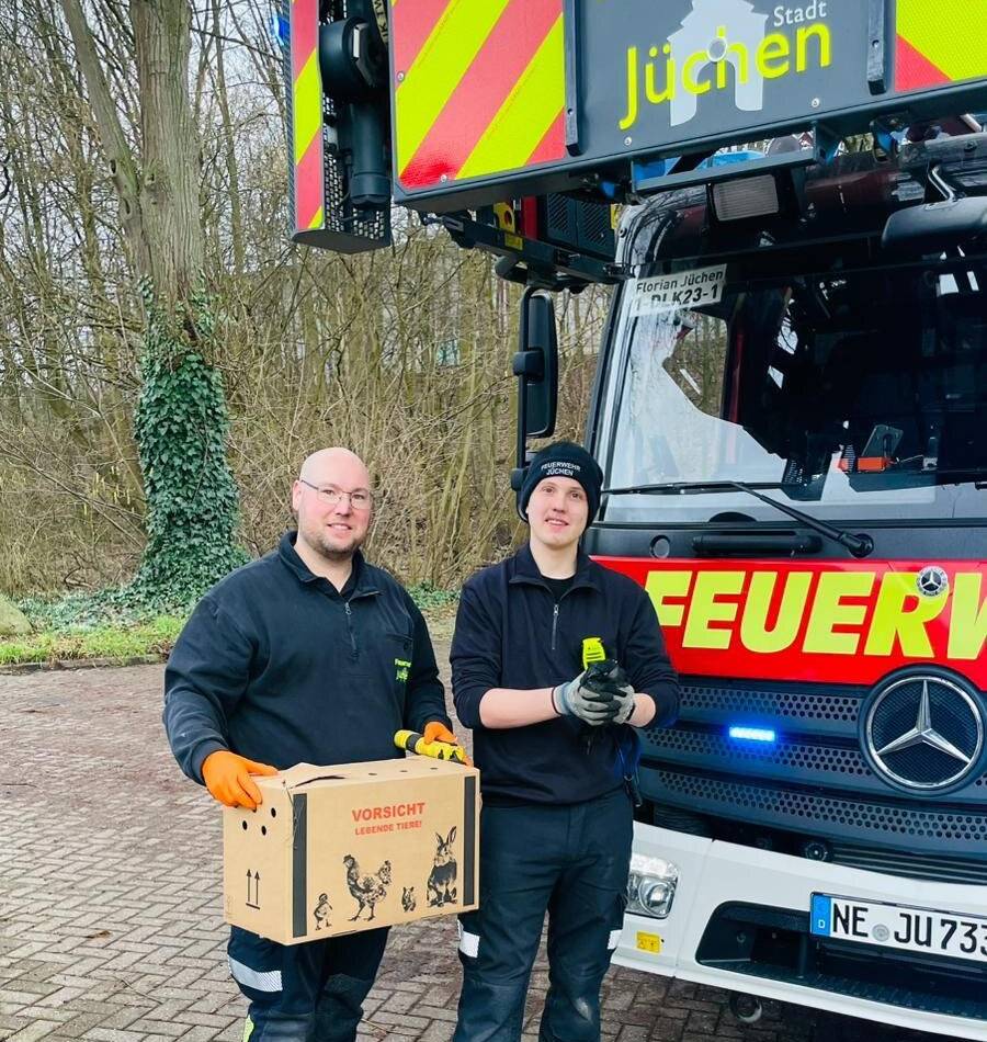 Einsatz in Hochneukirch: Jüchener Feuerwehr rettet zwei Krähen aus Kamin