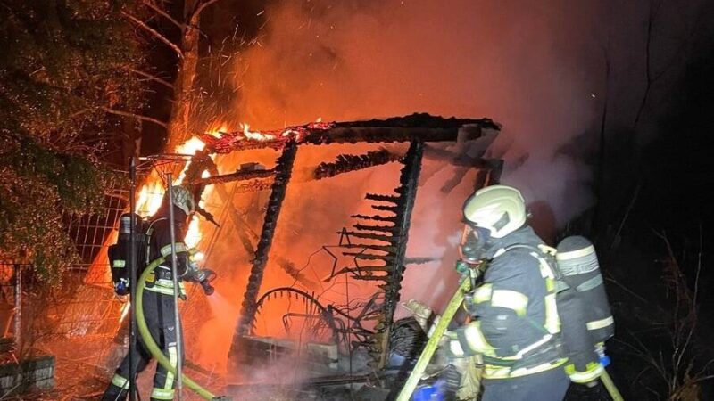 Nachts in Hiesfeld: Zwei Gartenlauben gehen in Flammen auf