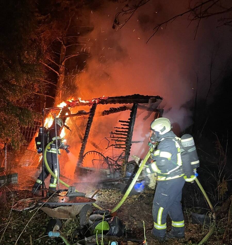 Nachts in Hiesfeld: Zwei Gartenlauben gehen in Flammen auf