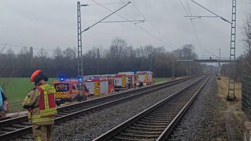 Bahnstrecke Korschenbroich-Mönchengladbach: Feuerwehr evakuiert Hunderte Personen aus zwei Regionalzügen