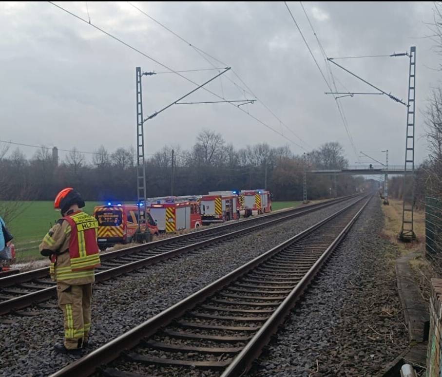 Bahnstrecke Korschenbroich-Mönchengladbach: Feuerwehr evakuiert Hunderte Personen aus zwei Regionalzügen