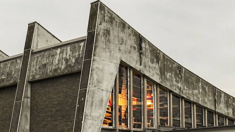 Moerser Hauptfriedhof: Trauerhallenumbau verzögert sich – Erben pochen auf Erhalt der Glaskunst