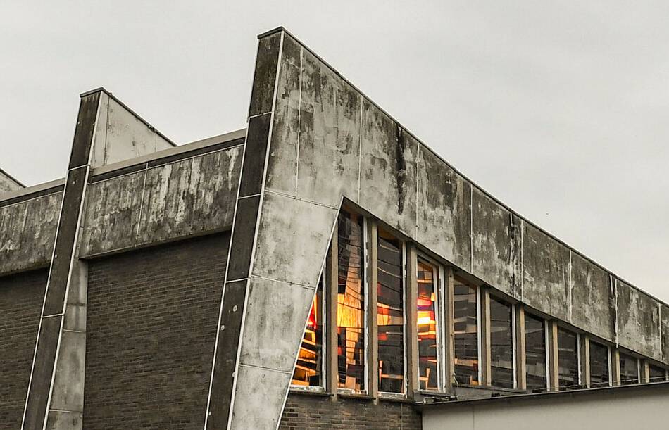 Moerser Hauptfriedhof: Trauerhallenumbau verzögert sich – Erben pochen auf Erhalt der Glaskunst