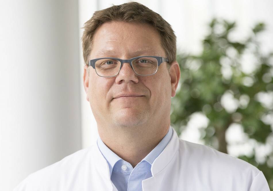 Spitzenmedizin im Krankenhaus: „Eines der schwersten Examen weltweit“ – Moerser Chefarzt prüft Medizinernachwuchs