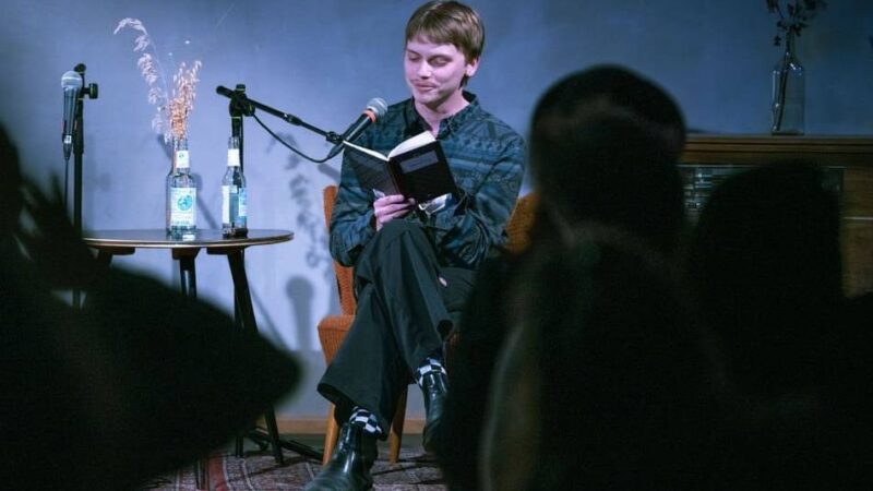 Fiktive Mordserie in Alpen: Autor Juri Ricken liest beim Literaturkreis aus seinen Romanen vor