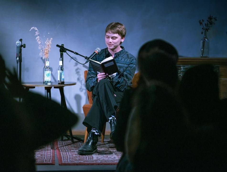 Fiktive Mordserie in Alpen: Autor Juri Ricken liest beim Literaturkreis aus seinen Romanen vor