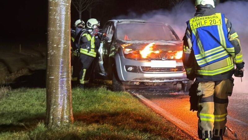 Feuerwehr im Einsatz: Fahrzeug brannte an der Tiggelstraße in Kranenburg