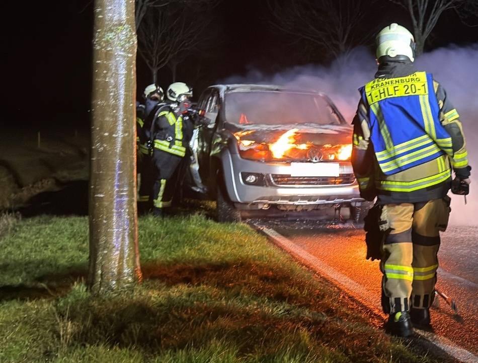 Feuerwehr im Einsatz: Fahrzeug brannte an der Tiggelstraße in Kranenburg