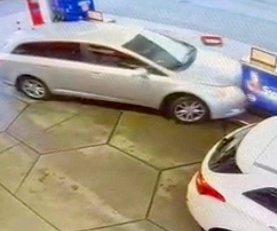 An der Tiergartenstraße: Niederländer rammt Zapfsäule an Tankstelle in Kleve