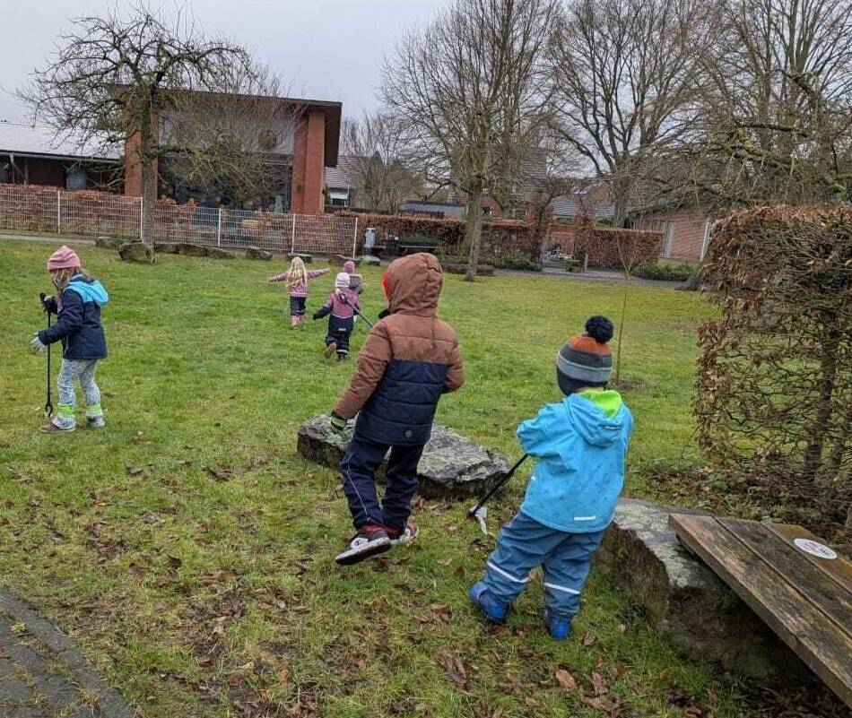 Aufräumaktion: Kita-Kinder sammeln Müll in Hartefeld