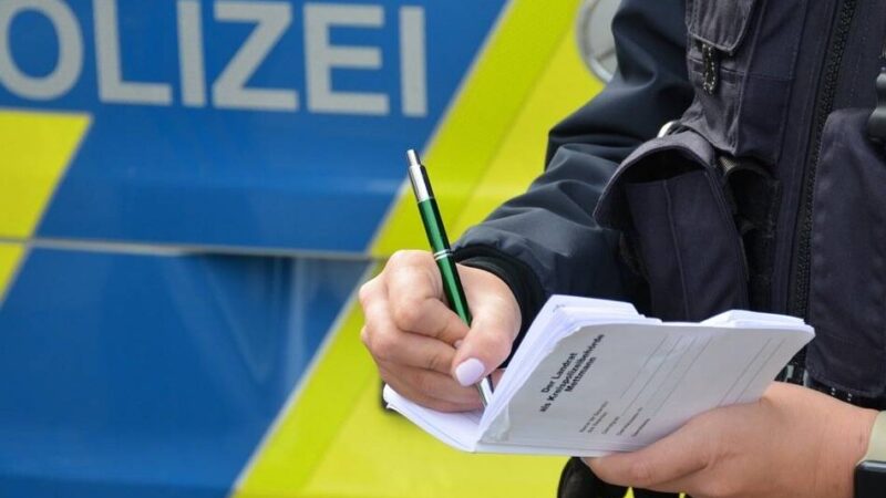 Gefährlicher Eingriff in Wermelskirchener Straßenverkehr: Polizei sucht nach jugendlichen Eierwerfern