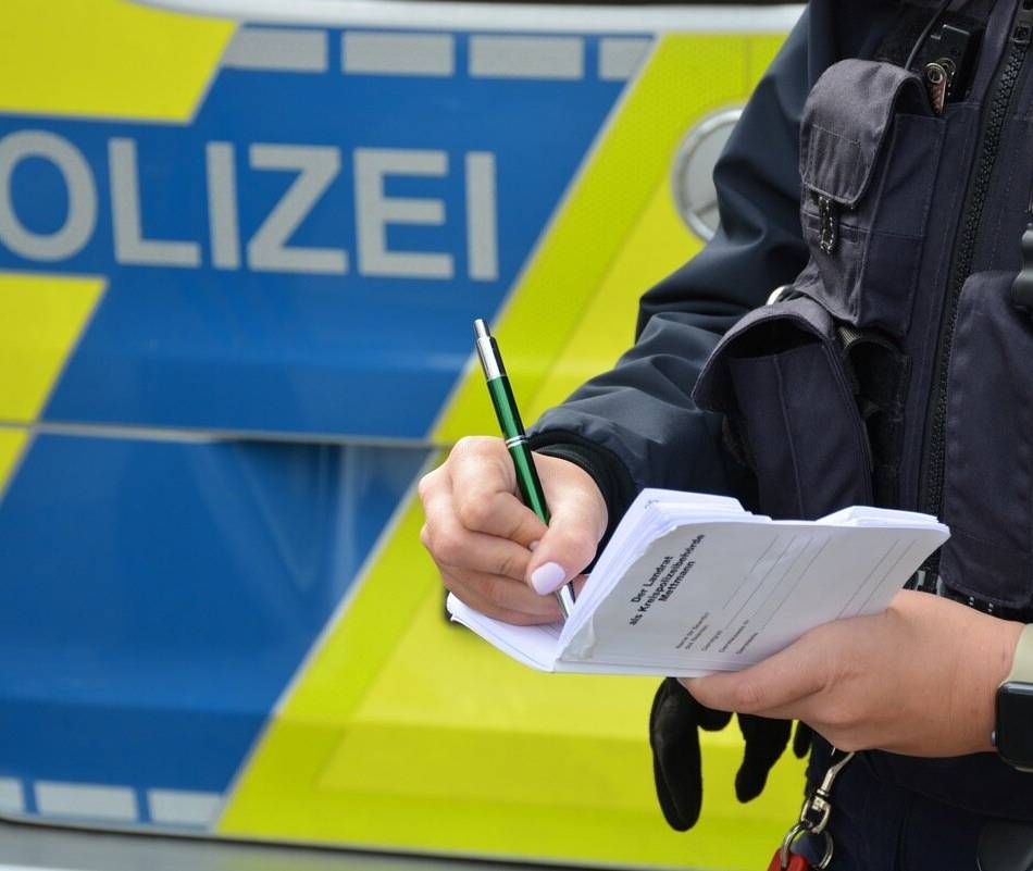 Gefährlicher Eingriff in Wermelskirchener Straßenverkehr: Polizei sucht nach jugendlichen Eierwerfern