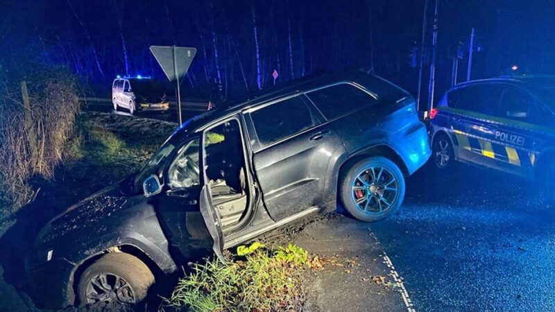 Unfall in Langenfeld: Fahrt ohne Führerschein endet im Straßengraben