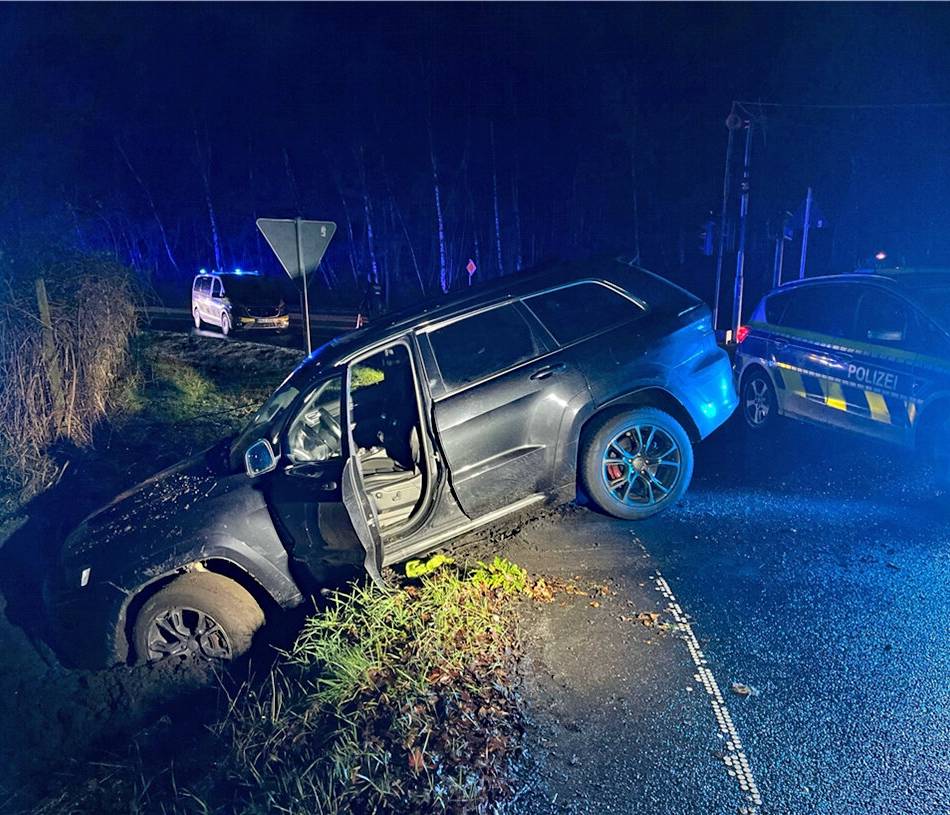 Unfall in Langenfeld: Fahrt ohne Führerschein endet im Straßengraben