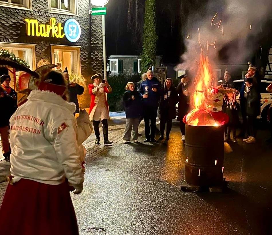 Karneval 2026 in Wermelskirchen: Jecker Abschied im Feuerschein