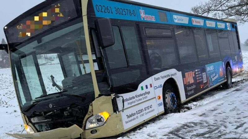Unfälle in Wermelskirchen: Linienbus kollidiert mit zwei Pkw – und landet im Graben