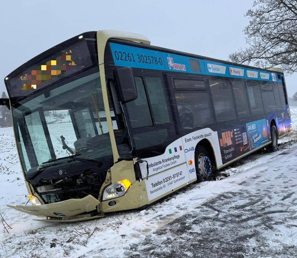 Unfälle in Wermelskirchen: Linienbus kollidiert mit zwei Pkw – und landet im Graben