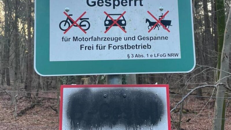Waldbrandprävention im Kreis Kleve: Unbekannte demolieren wichtige Schilder im Reichswald