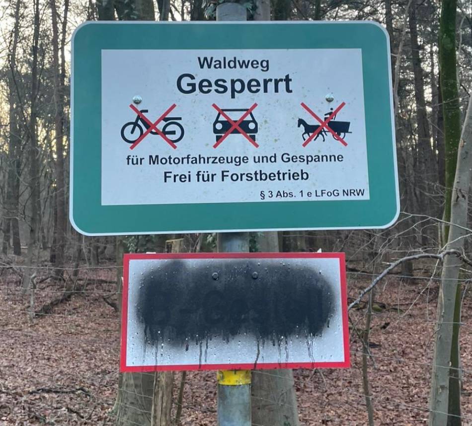Waldbrandprävention im Kreis Kleve: Unbekannte demolieren wichtige Schilder im Reichswald