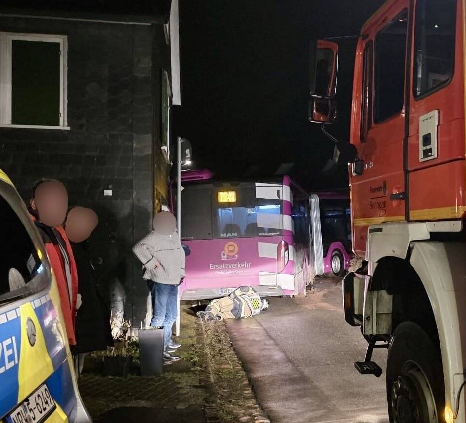 Bergung abgeschlossen: Ersatzbus fährt sich in Solingen fest – Haus beschädigt