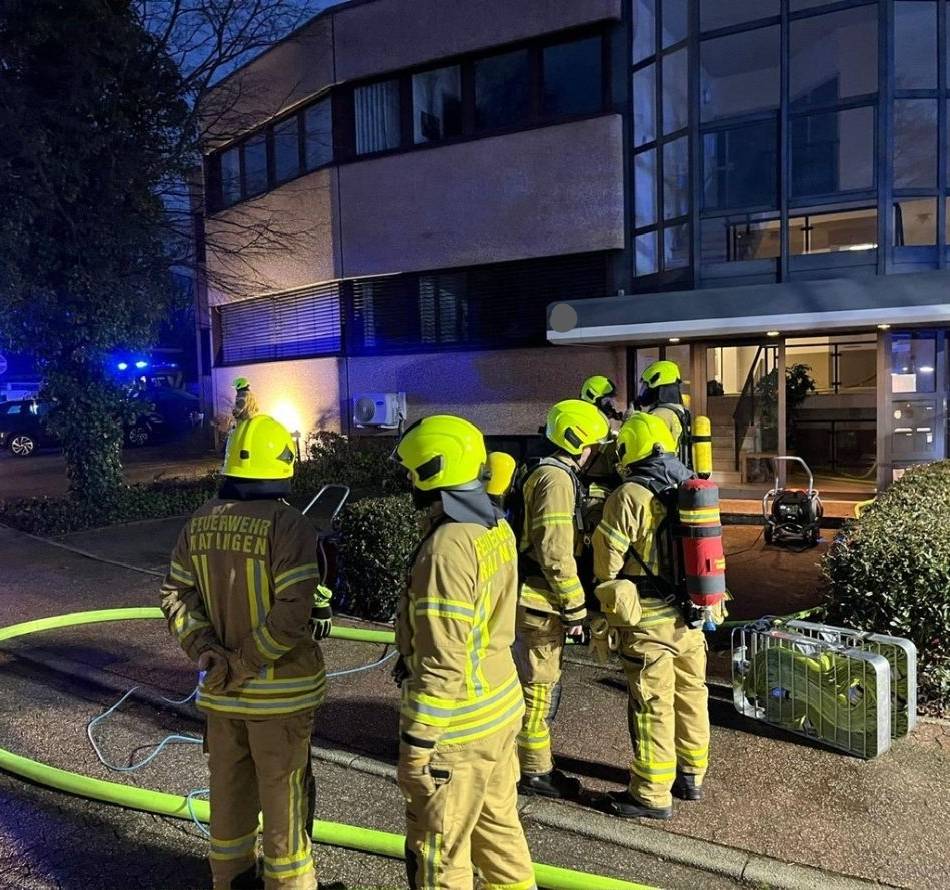 Einsatz in Lintorf : Feuerwehr löscht Brand 
in Teeküche
