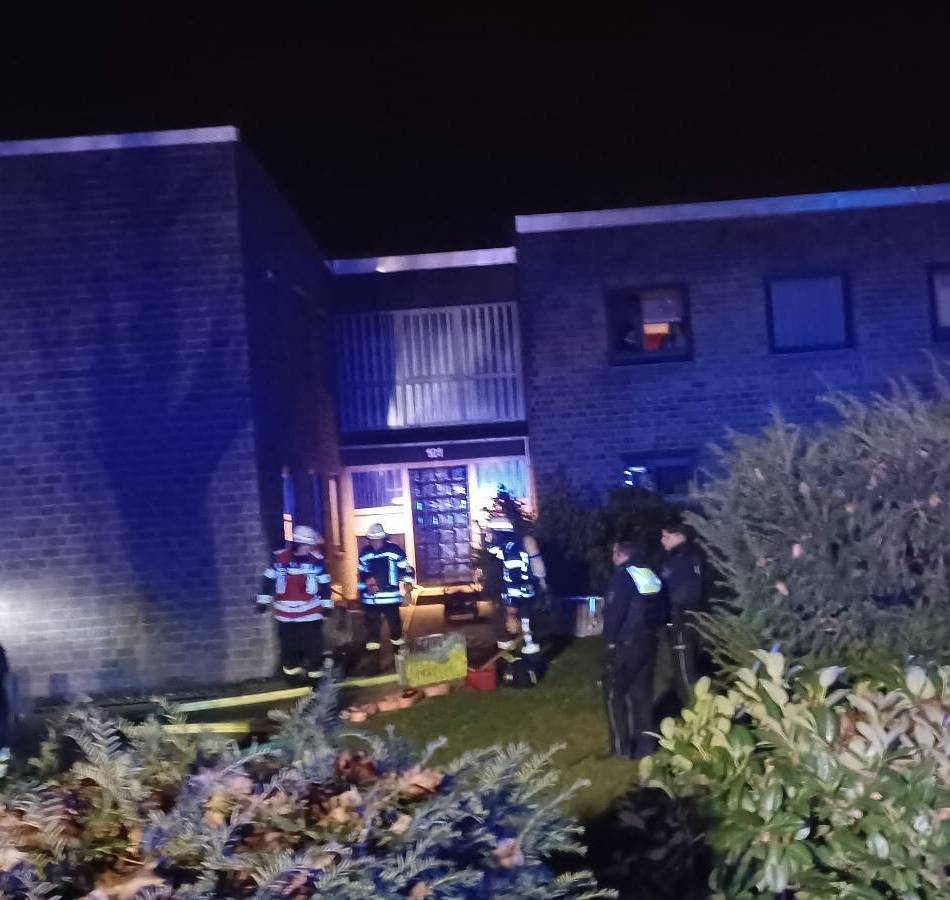 Großeinsatz im Kaarster Westen: Feuerwehr löscht Kellerbrand an Theodor-Heuss-Straße