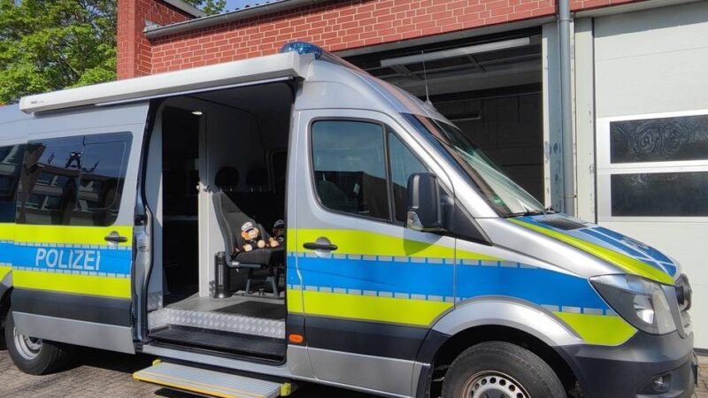 Bürger können Fragen stellen: Polizei mit mobiler Wache vor dem Dormagener Rathaus