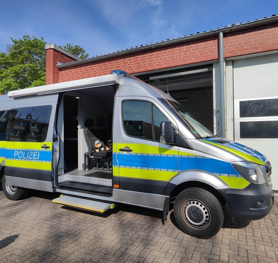 Bürger können Fragen stellen: Polizei mit mobiler Wache vor dem Dormagener Rathaus