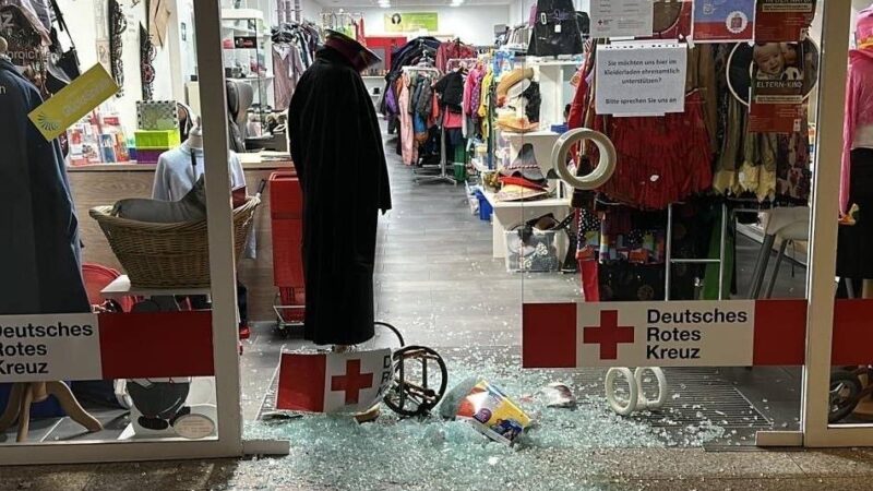 Polizei ermittelt in Grevenbroich: Attacke auf DRK-Kleiderladen – Eingang zerstört