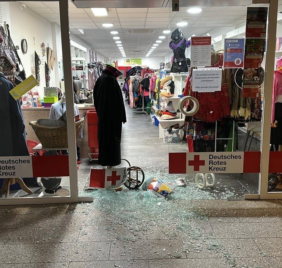 Polizei ermittelt in Grevenbroich: Attacke auf DRK-Kleiderladen – Eingang zerstört