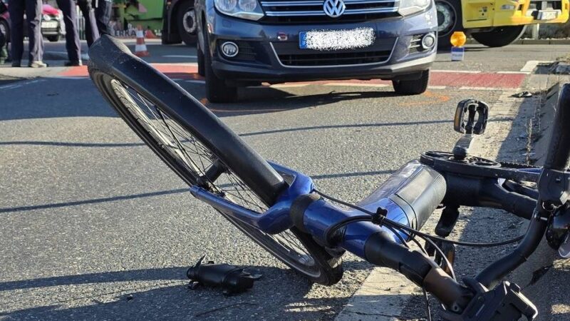Unfall auf der B9 in Kevelaer: E-Bike-Fahrer am Kreisverkehr bei Burger King lebensgefährlich verletzt