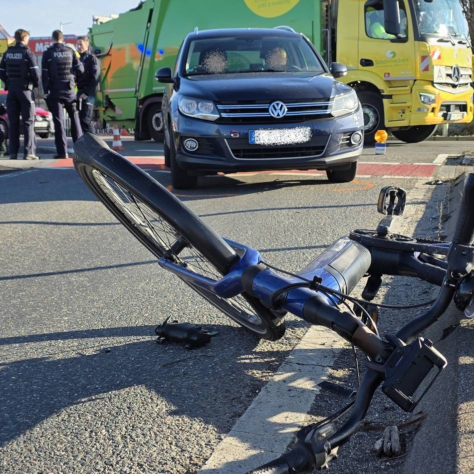 Unfall auf der B9 in Kevelaer: E-Bike-Fahrer am Kreisverkehr bei Burger King lebensgefährlich verletzt
