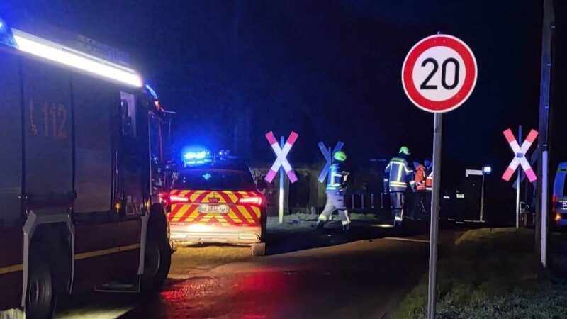Unfall an Bahnübergang in Alpen: Autofahrer stirbt nach Zusammenstoß mit fahrendem Zug