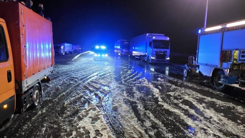 Schnee und Glätte : Lkw krachte in die Leitplanken – A 3 stundenlang gesperrt