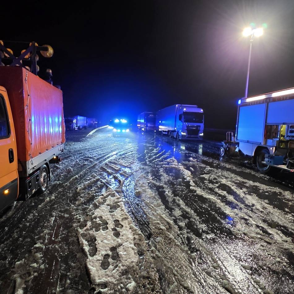 Schnee und Glätte : Lkw krachte in die Leitplanken – A 3 stundenlang gesperrt