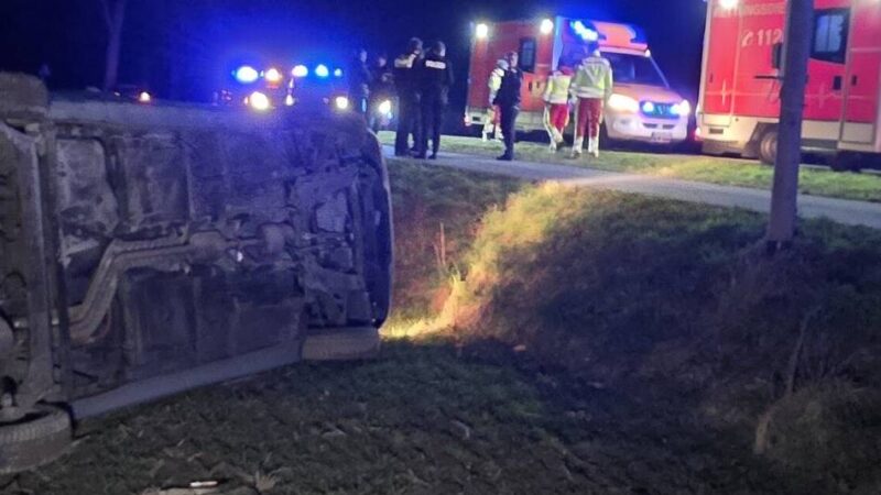 Schwerer Unfall: Auto mit zwei Insassen kam in Uedem von der Fahrbahn ab