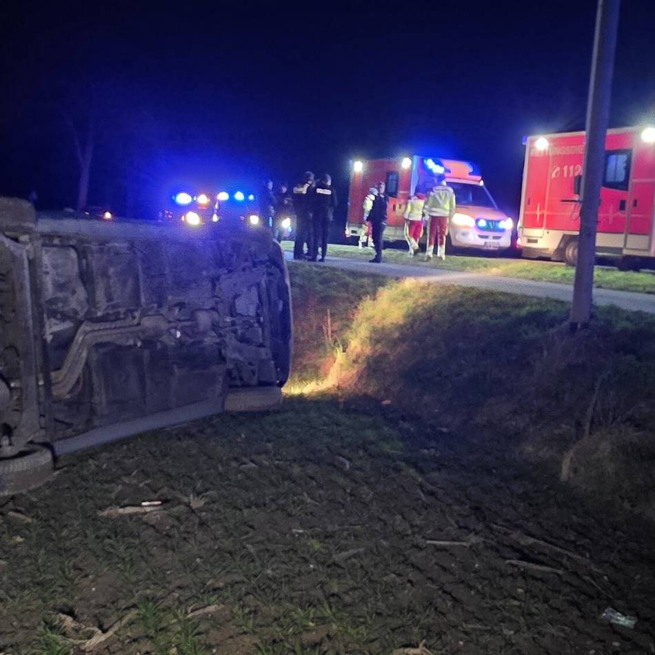 Schwerer Unfall: Auto mit zwei Insassen kam in Uedem von der Fahrbahn ab