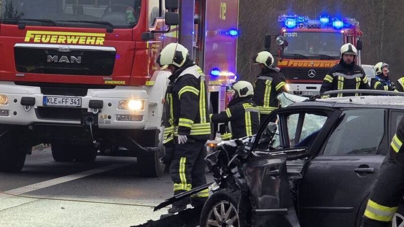 Rettungskräfte im Großeinsatz: Tödlicher Frontalcrash auf der B9 bei Kranenburg