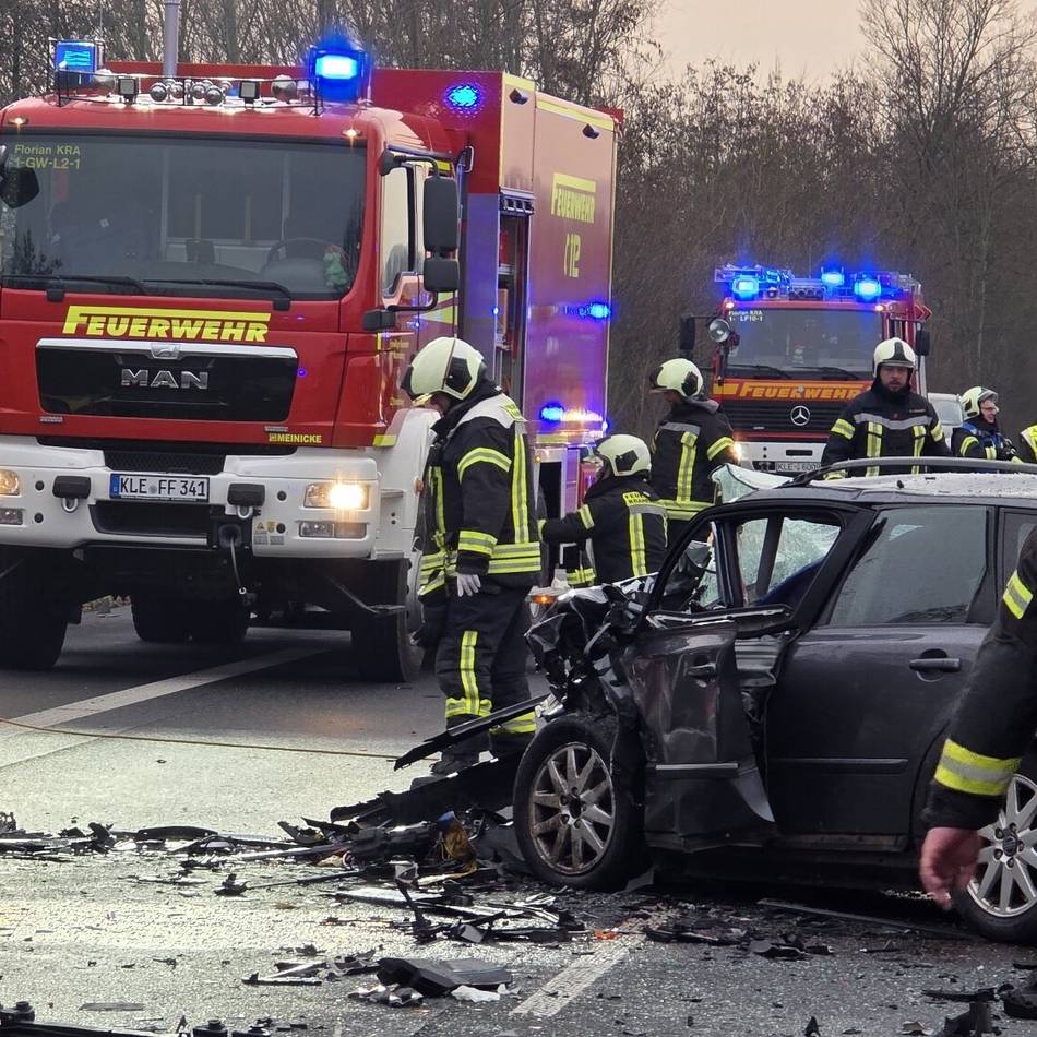 Rettungskräfte im Großeinsatz: Tödlicher Frontalcrash auf der B9 bei Kranenburg