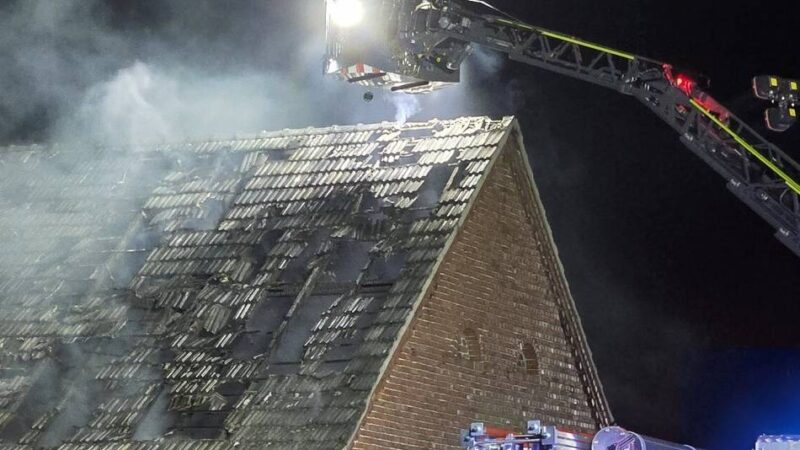 Einsatz in Wemb: Brand in Koizucht – Gebäude mit wertvollen Karpfen in Flammen