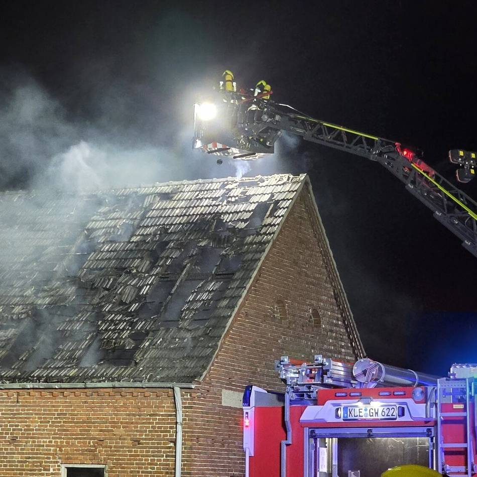Einsatz in Wemb: Brand in Koizucht – Gebäude mit wertvollen Karpfen in Flammen