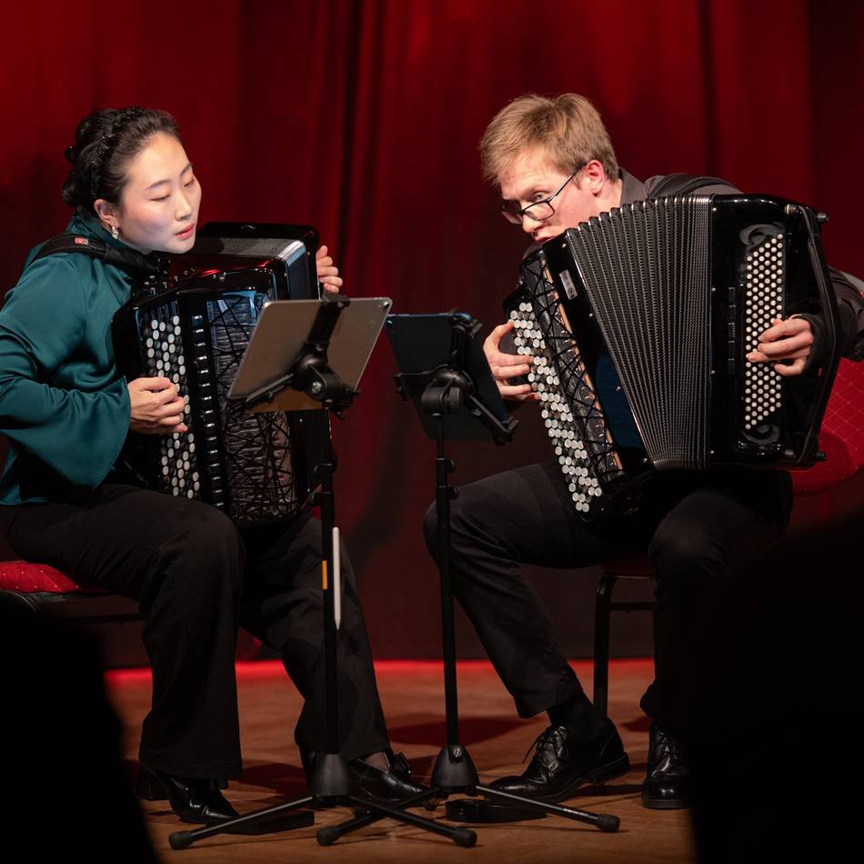 Akkordeonduo Yilin Han und Piotr Motyka begeistert in der Kulturvilla: Zwei Künstler drücken alle Register