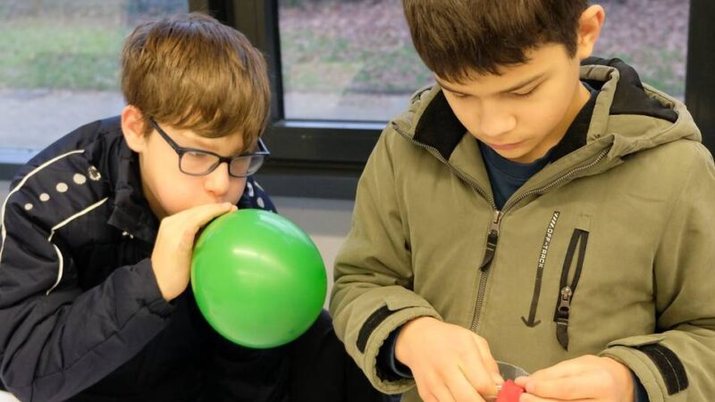 Am Albert-Einstein-Gymnasium: „Science Contest“ mit einem fliegendem Ei