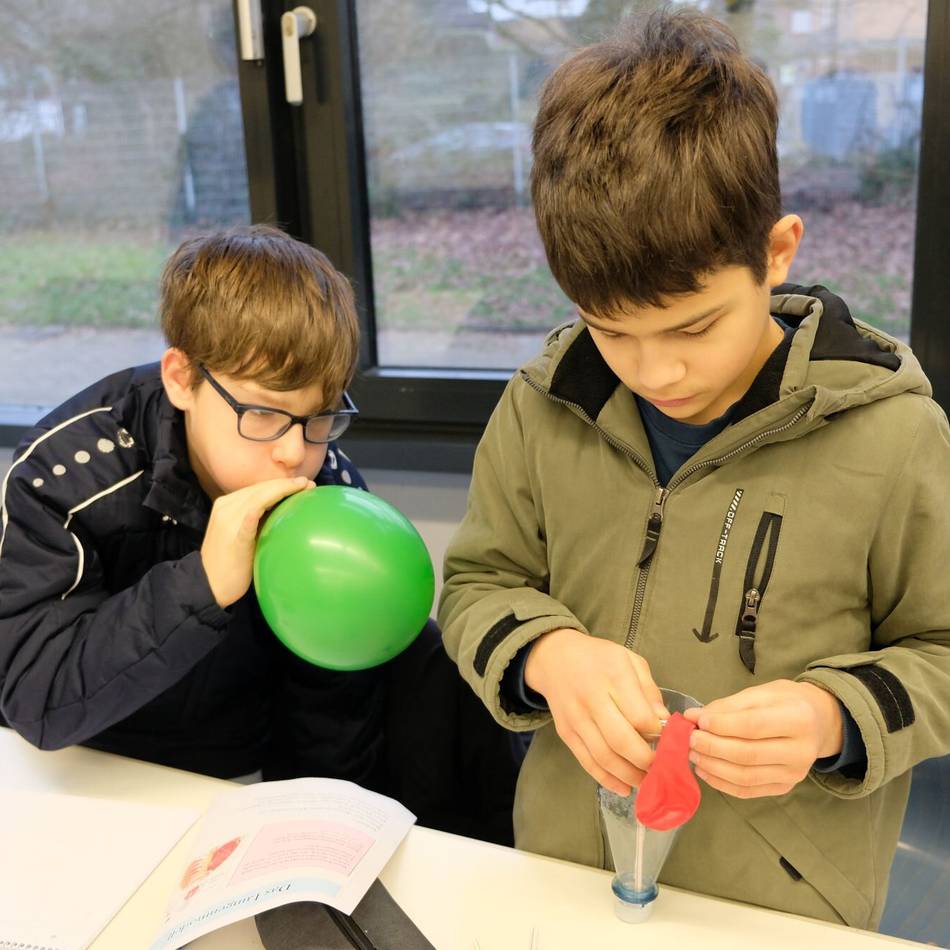 Am Albert-Einstein-Gymnasium: „Science Contest“ mit einem fliegendem Ei