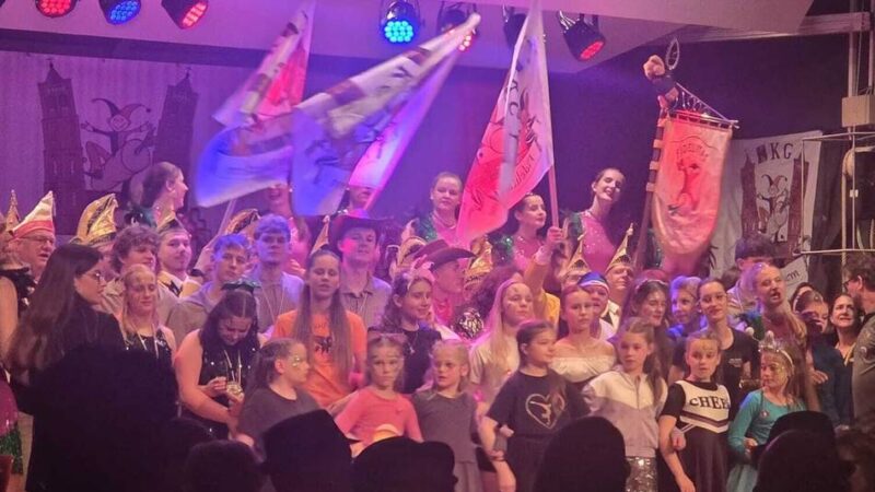 Karneval in Uedem: Fidelitas feiert jecke Abendsitzung in ausverkauftem Bürgerhaus
