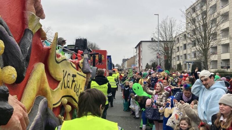 Nelkensamstag in Moers: Umfangreiche Sperrungen rund um die Zugstrecke