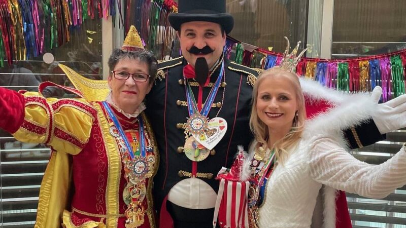 Karneval in Düsseldorf: 1555 Karnevalisten feiern im Landtag